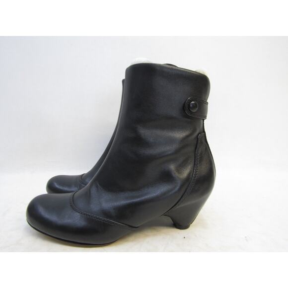 Ciao Bella Womens Size 8 M Black Leather Zip Ankle Fashion Boots Bootie - Picture 1 of 11
